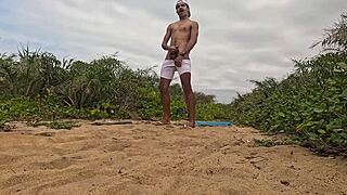 Punheta e gozada na praia, quer ver mais?