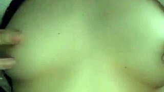 hey, se denne vietnamesiske pige vise sine sexede brystvorter?