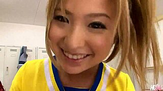 交代で突く、巨乳の日本人チアリーダー 青山結衣