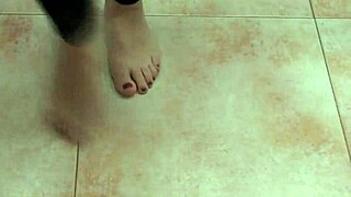 I watch sexy feet dancers performing.