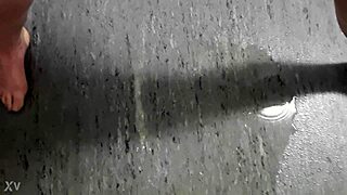 Secretly pissing at work in german