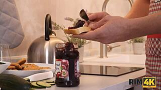 Girlfriend starts day with rimming from friend