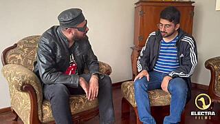 servant venezolana rubia de grandes pechos es follada por viejo y este hace debutar a su hijo a la vez