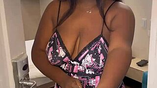 colombian pays delivery guy with hot sex