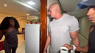 Pretinha Quente De 18 Anos Fode Com 2 Enquanto O Marido Grava.