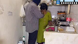 mi marido me sorprende mientras cocino y me folla bien rico en la cocina