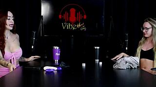 Gostosas tiram as roupas mostram os peitos e a linda buceta apertadinha e depois ficam se chupando cheias de tesao