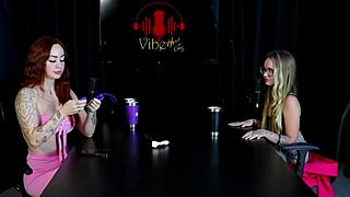 Gostosas tiram as roupas mostram os peitos e a linda buceta apertadinha e depois ficam se chupando cheias de tesao