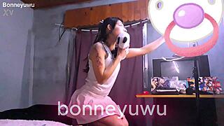 bonneyuwu acts like a slut in videocall