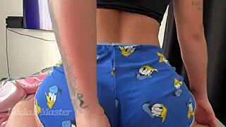 novinha putinha cheia de tesão senta no roludo ao som de funk