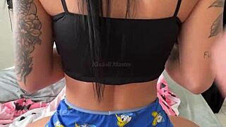 novinha putinha cheia de tesão senta no roludo ao som de funk