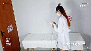 Doutora performs admission exam and gets aroused for blowjob in hospital