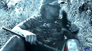 베트남 열정이 금지된 만남에서 딥스로트와 페이스 펑킹으로 불타올라