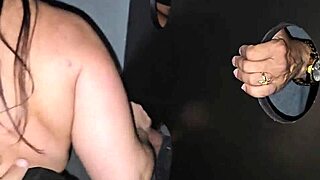 Glory Hole - Me Diverti Na Cabine Com Muitas Gozadas