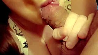 嘿，看这红发熟女吸大鸡巴