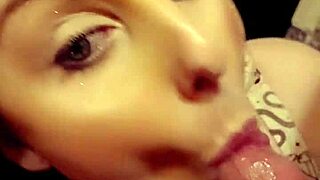 嘿，看这红发熟女吸大鸡巴