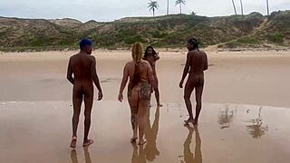amigas fodem na praia admirando natureza