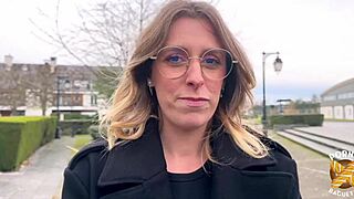 Alva Jolie MILF satisfies two men in MMF threesome