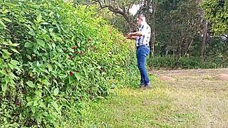jardineiro mega-dotado macetando a pica grossa ate gozar na fazenda