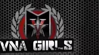 A gata dourada Kay Lovely leva pauzão no doces ou travessuras