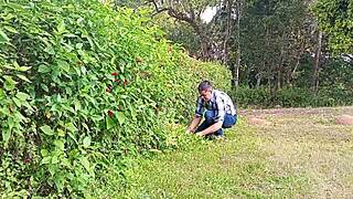 jardineiro mega-dotado macetando a pica grossa ate gozar na fazenda