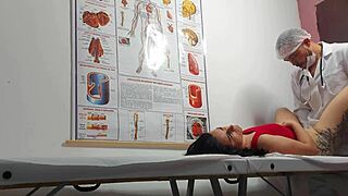 Ginecologista Enfia Dedo no Cu e Fode Paciente Latina