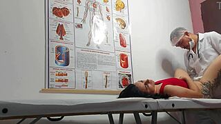 Ginecologista Enfia Dedo no Cu e Fode Paciente Latina