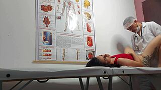Ginecologista Enfia Dedo no Cu e Fode Paciente Latina