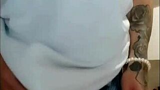 Safada Se Exibe Inteirinha Com Shortinho Jeans Atolado E Sem Calcinha Grelo Gg E Bcta Peludinha - Completo No Red