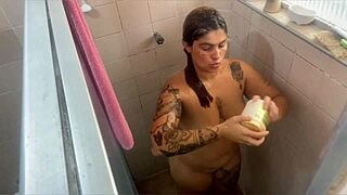 Câmera escondida no banheiro catches sexy bath moment