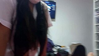 pecados de estudiantes preparan trio intenso en cumpleaños de hermanastra