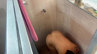 Câmera escondida no banheiro catches sexy bath moment