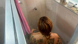 Câmera escondida no banheiro catches sexy bath moment