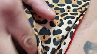 abrindo minha buceta pra facilitar pro meus comedores