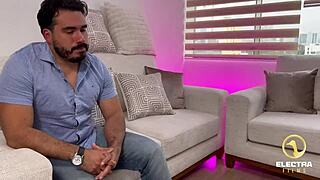 petite venezolana pasa de vender caramelos en la calle a limpiar una casa completamente desnuda