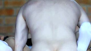 las paredes del apartamento parec�an vibrar con la tensi�n sexual que los envolv�a