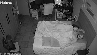 U spavaćoj sobi su se ponašali divlje i pretvarali se da su zaboravili da kamera snima njihov intenzivni susret