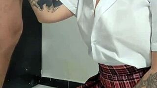 Chica virgen en casting porno real, chupando el pene del esposo de mi amiga