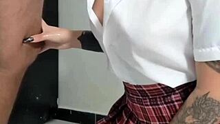 Chica virgen en casting porno real, chupando el pene del esposo de mi amiga