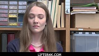 ميلف ناضجة وابنتها الزوجة يمسكان في سرقة المتجر