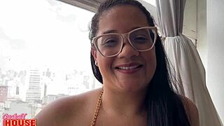 Essa morena safada namora pouco tempo e ja faz o cara de corno com big clit