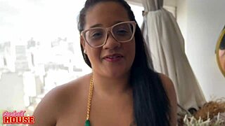 Essa morena safada namora pouco tempo e ja faz o cara de corno com big clit