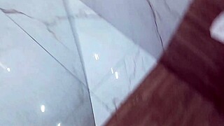 a casa della mia matrigna ho sborrato in doccia con un cazzo enorme - sega molto rischiosa