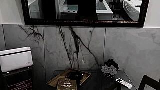 a casa della mia matrigna ho sborrato in doccia con un cazzo enorme - sega molto rischiosa