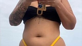 Usando Um Biquini Amarelo Bem Apertado Rachando A Buceta Pra Chamar Atenção Na Praia