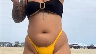 Usando Um Biquini Amarelo Bem Apertado Rachando A Buceta Pra Chamar Atenção Na Praia