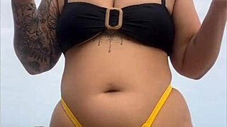 Usando Um Biquini Amarelo Bem Apertado Rachando A Buceta Pra Chamar Atenção Na Praia