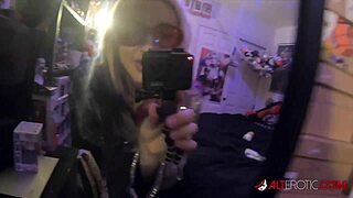 Leya Falcon masturbates with toys during quarantine