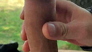 Dick Flash Me Bajo Los Pantalones Al Aire Libre Esperando Que Alguien Pase Y Vea Mi Enorme Polla