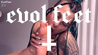 When craving for toe sucking gets intense with barefoot goddess legs